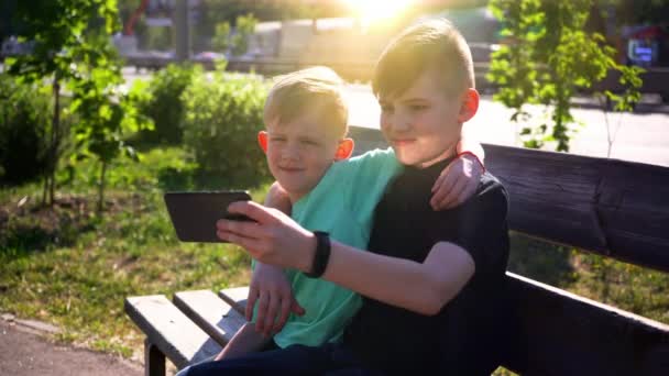 Deux Mignons Petits Frères Utilisant Téléphone Intelligent Pour Prendre Selfie — Video