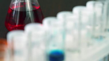 Laboratuvarda bir deney tüpüne numune atan bir pipet.