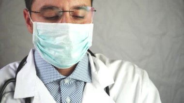 Laboratuvar iş, adam Doktor tıbbi maske ve gözlük tüp tutar, bir tüp bebek mavi kauçuk Analizi eldiven, analiz, Dna, bir tüp bebek sahibi. Odağını izle