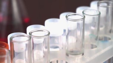 Laboratuvar çalışan test tüpleri örnekleri, bilimsel deney ile numaralandırma