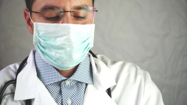 Lavoro Laboratorio Medico Uomo Detiene Una Provetta Una Maschera Medica — Video Stock