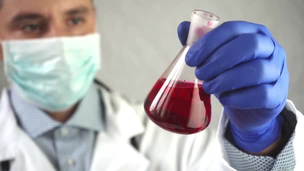 Erkek Bilim Adamı Erlenmeyer Flask Kimyasallar Ile Karıştırma Tüp Üzerinde — Stok video