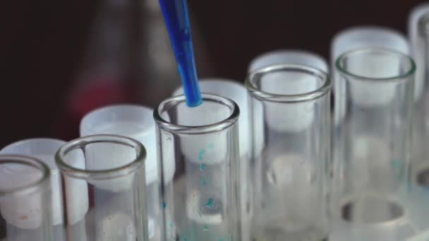Лаборатории Учёный Пипеткой Анализирует Синюю Жидкость Извлечь Днк Молекулы Пробирки — стоковое видео