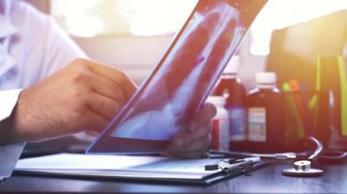 Doktor kafanın MR taramasını inceleyip bir sonuç çıkarıyor. covid-19 kavramı 