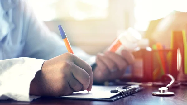 Medico Uomo Mani Scrittura Prescrizione — Foto Stock