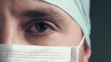 Erkek bir cerrahın gözünü kapat. Maskeli doktor 2019 konsepti.
