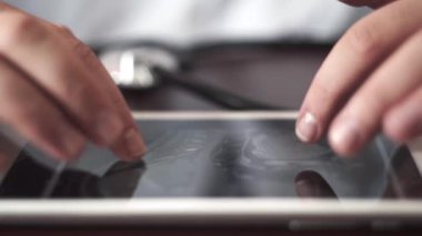 Doktor adam kullanmak dokunmatik Tablet teknolojisi yapmak sözlü pulmoner X-Ray görüntü MRI analiz.