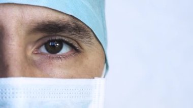 bir cerrah ya da doktor maskesi ve kulaklık hastane veya klinik operasyon için hazır portresi kapatın. Cerrah gülümsüyor güvenli ve kendini gurur. Tıp, hastaneler ve doktorlar, bakım kavramı