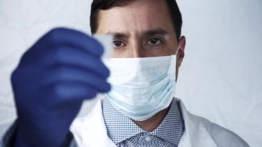 Doktor bak laborant bir cam tabakta elinde close-up