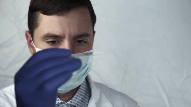 医者の青い液体をガラス板 ガラス板に焦点を当てる — ストック動画