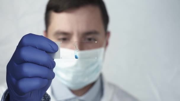 Doutor Mostrar Placa Vidro Com Líquido Azul Siga Foco Face — Vídeo de Stock