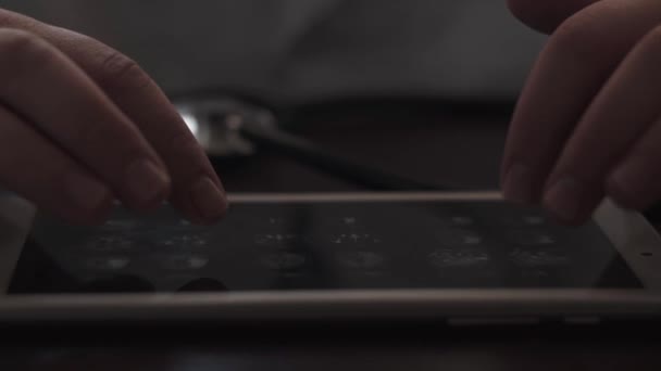 Läkare Man Använder Touch Tablett Teknik Göra Verbala Analysera Pulmonell — Stockvideo