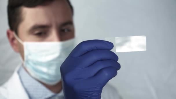 Yakın Çekim Doktor Arıyorum Bir Cam Tabakta Laboratuarında Göstereceğim Cam — Stok video