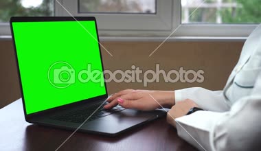 Kadın doktor ile bir dizüstü bilgisayar ile chroma anahtar. Modern tıp.