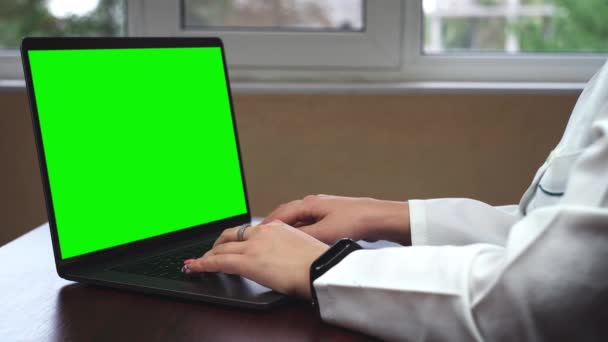 Médica Trabalhando Laptop Com Chave Chroma — Vídeo de Stock