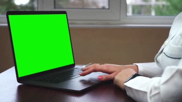 在一台带绿色屏幕的笔记本电脑上工作的医生的特写镜头 科学家正在使用带有绿色屏幕色度键的笔记本电脑 — 图库视频影像