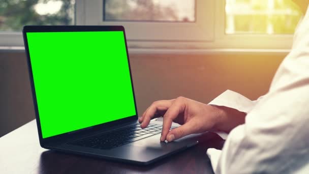Doctor Usando Laptop Oficina Joven Profesional Médico Usando Touchpad Computadora — Vídeos de Stock