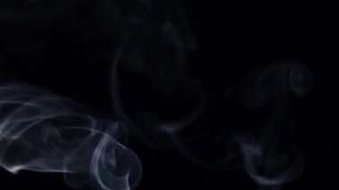 mavi duman siyah arka plan üzerinde yükselen