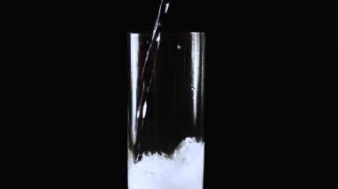 biraz daha gazlı su yavaş cam içine dökme