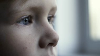 Çocuğun çok üzgün, depresif gözleri. Çocuğun depresyona girdi