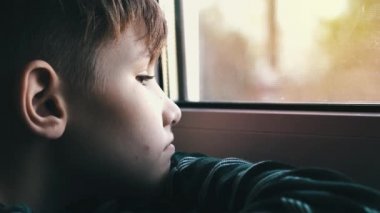 Genç üzgün ve yalnız pencereden bakıyor. Genç depresyona girdi