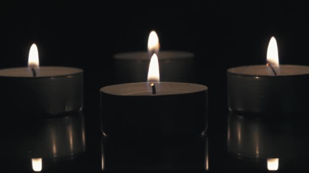 Svíčky Seskupeny Tmavém Pozadí — Stock video