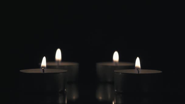 Viele Kleine Brennende Kerzen Auf Schwarzem Glastisch — Stockvideo