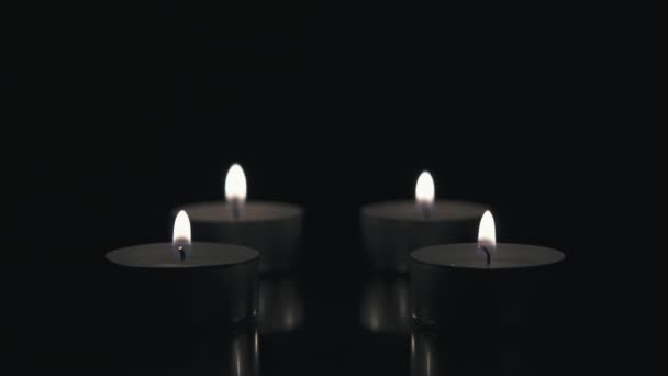 Muitas Pequenas Velas Acesas Esperança Velas Luz Traseira — Vídeo de Stock