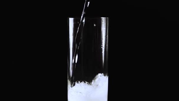 Hälla Lite Mer Kolsyrade Vatten Glaset Slow Motion — Stockvideo