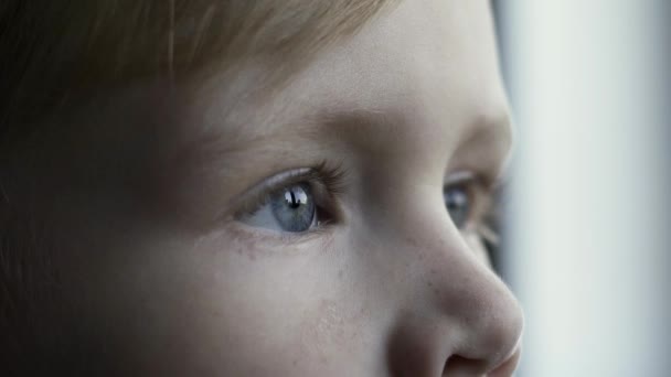 Mycket Ledsen Deprimerad Ögonen Barnet Barnet Deprimerad — Stockvideo