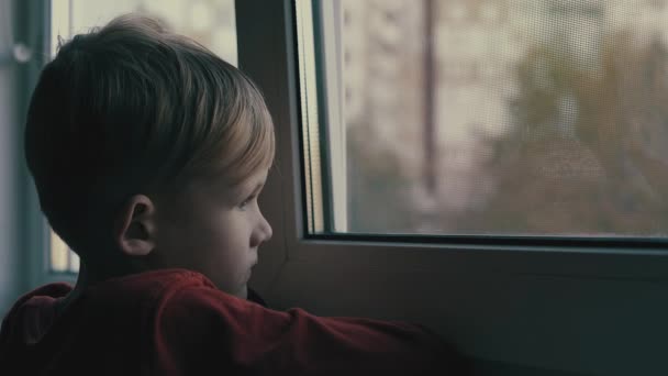 Bambino Triste Solo Guardando Attraverso Finestra Bambino Depresso — Video Stock