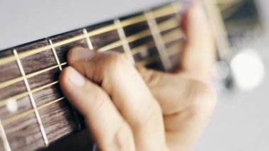 Çalınan gitar yakın çekim