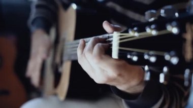 Akustik gitar gitarist yakın çekim