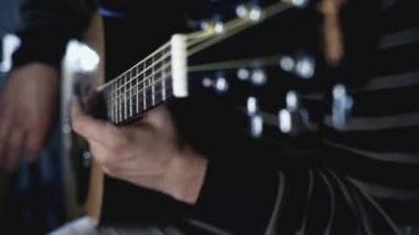 Akustik gitar çalmaya gitarist müzisyen. Gitarist müzik çalar. Gitar müzik çalma