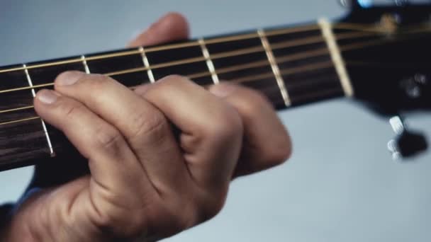 Hombre Tocando Guitarra Acústica Sobre Fondo Blanco — Vídeos de Stock