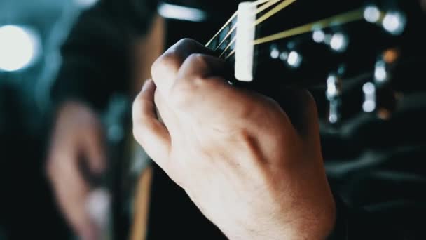 Άνθρωπος Που Παίζει Κιθάρα Εξάσκηση Παίζοντας Κιθάρα Νεαροί Άνδρες Παίζει — Αρχείο Βίντεο