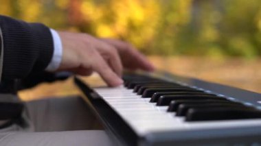 Portre erkek el piyano çalıyor. Synthesizer klavye çalmaya adam
