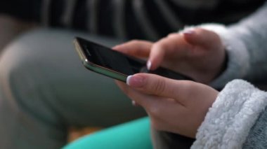 Kadın parkta cep telefonu kullanımı.