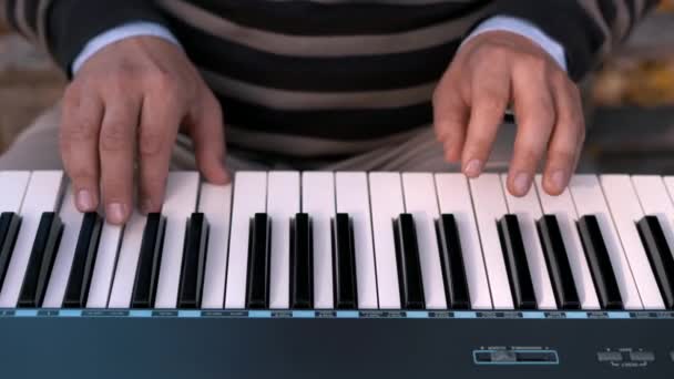 Profissional Pianista Close Estúdio Tocando Teclado Midi — Vídeo de Stock