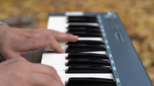 Spelar Symfonisk Musik Piano Midi Närbild — Stockvideo