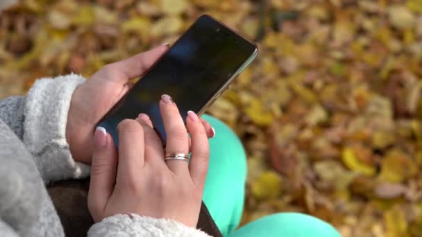 Close Giovane Donna Usa Telefono Nel Parco Seduta Una Panchina — Video Stock