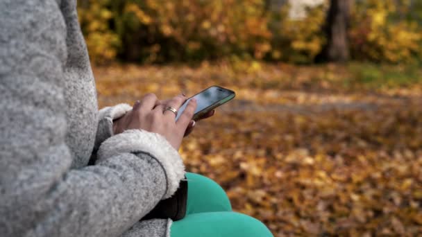 Mujer Joven Envía Mensaje Con Teléfono Móvil Una Chica Utiliza — Vídeos de Stock