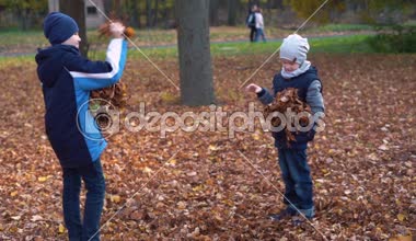 Sonbahar Parkta oynayan iki kardeş çocukları atar sarı yapraklar
