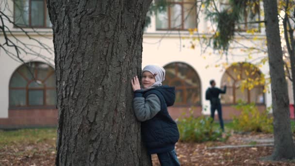 Broers Spelen Verstoppertje Het Najaar Park Slow Motion — Stockvideo