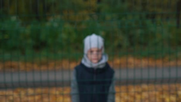Залишилося Самотній Хлопчик Парканом Осінній Сезон Ляльковий Фотоапарат — стокове відео