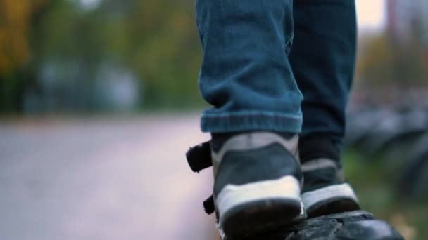 Playground Close Menino Tênis Andando Sobre Pneus Carro Câmera Lenta — Vídeo de Stock