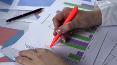 Closeup kavramsal 4k video finansal başarı. İş kadını mali grafik üzerinde grafik çizim.