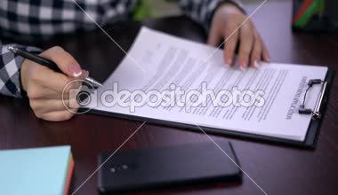Kadın okuyun ve iş başvurusu imzaladı. Kağıda sözleşme imza. Tükenmez kalem kağıda sözleşme imza sırasında