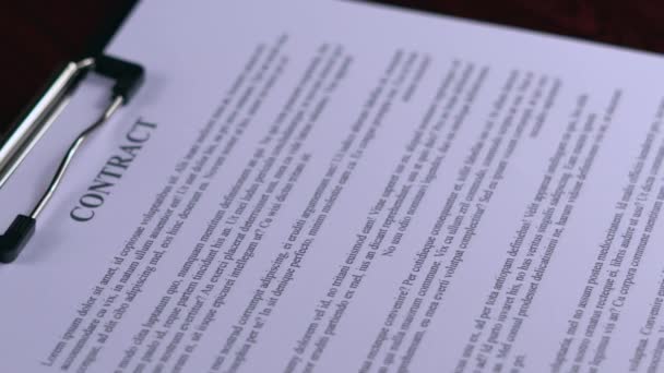 Деловые Женщины Подписывают Контракт Закрытом Заседании Подпись Листе Бумаги Контракта — стоковое видео