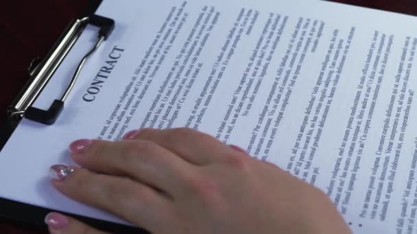 行政人员在他的工作场所签署合同 假签名 — 图库视频影像